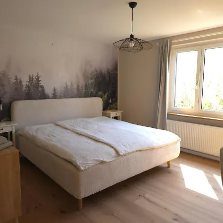 Charmante Mit Garten In *